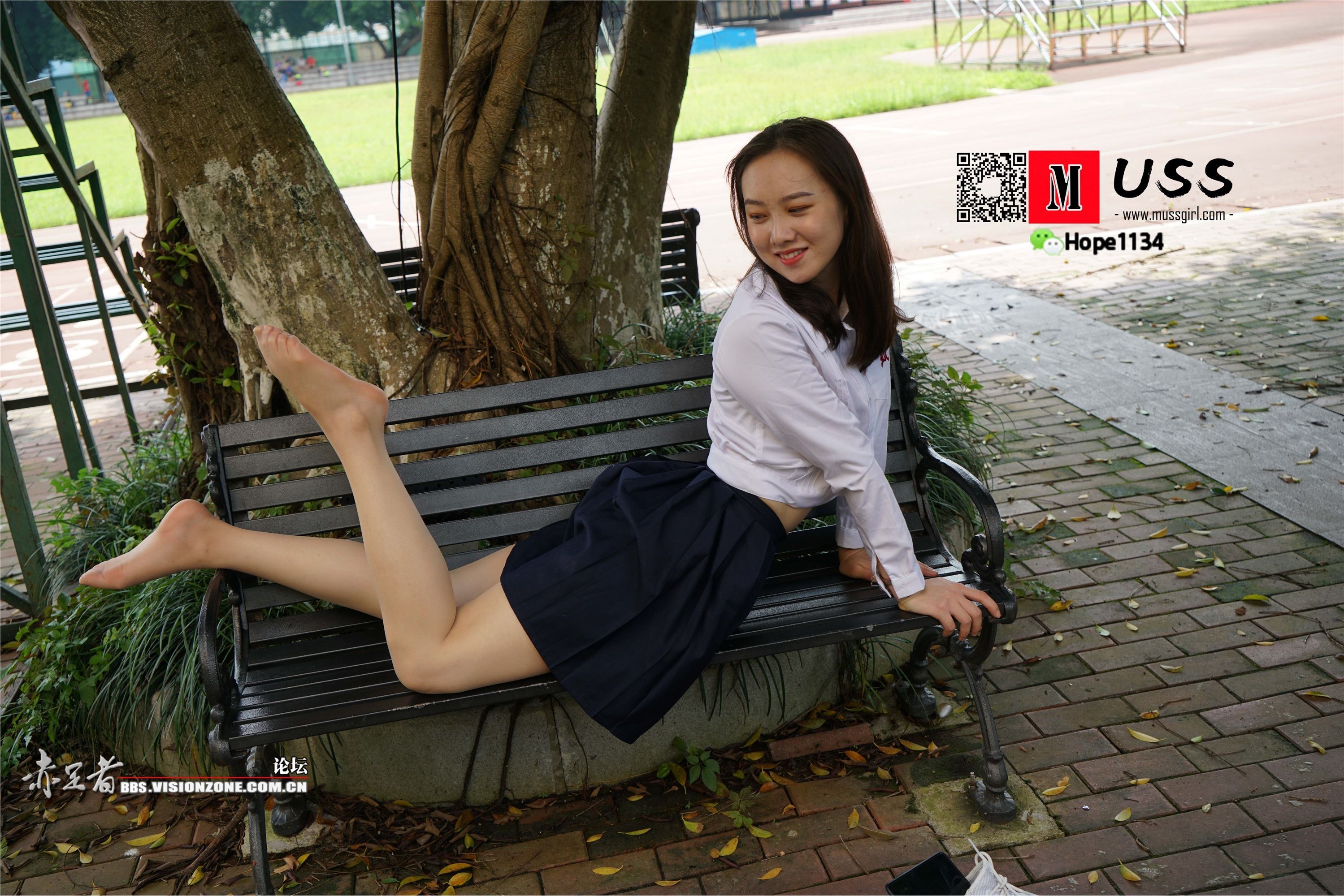 MussGirl慕丝女郎  NO.073 美女老师红红的超薄丝袜嫩足